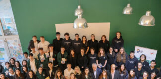 İsmail Hayri Cem Yeni Kitabını, Darüşşafakalı Öğrenciler İçin İmzaladı